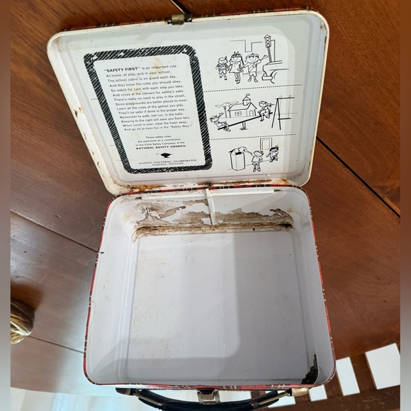 Plaid at Its Best!
Vintage Aladdin Heritage Red Plaid Metal Lunchbox - Picture 11 of 11